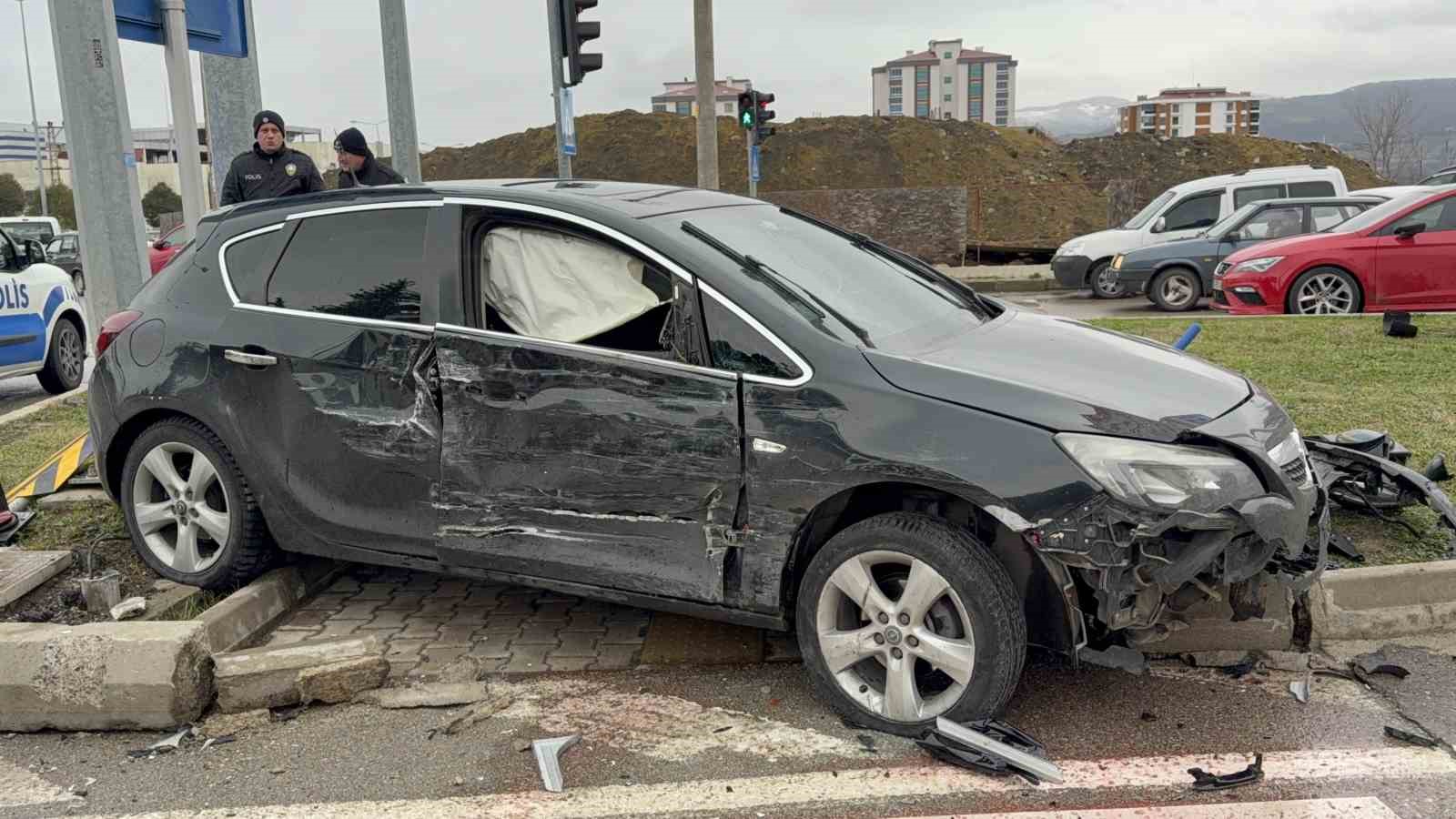 Kavşakta kamyonet ile otomobil çarpıştı: 3 yaralı

