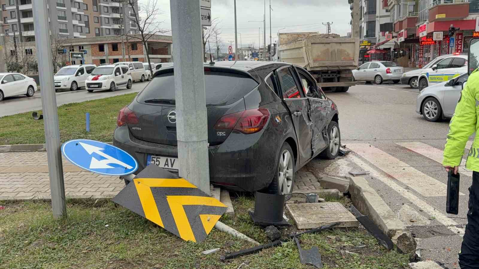 Kavşakta kamyonet ile otomobil çarpıştı: 3 yaralı
