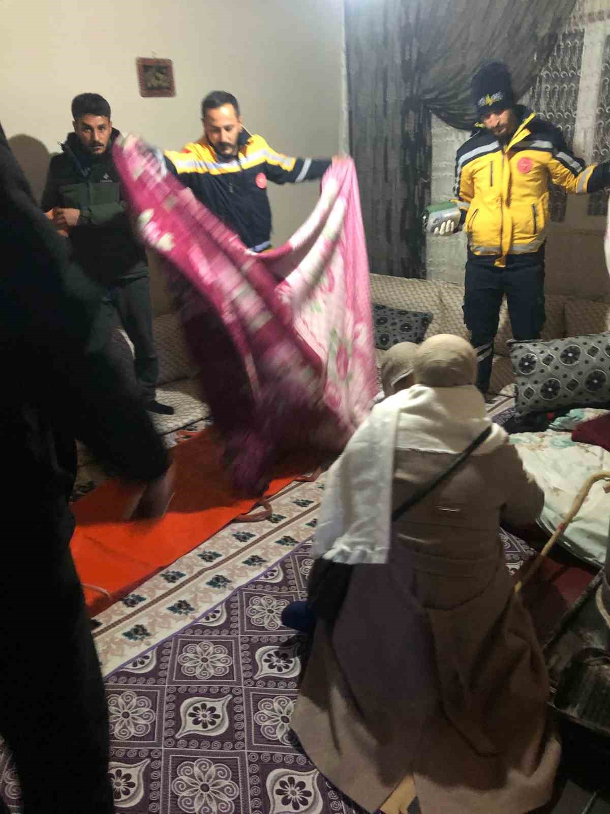 Kaymakam, karlı yollarda hasta kurtarma operasyonuna katıldı
