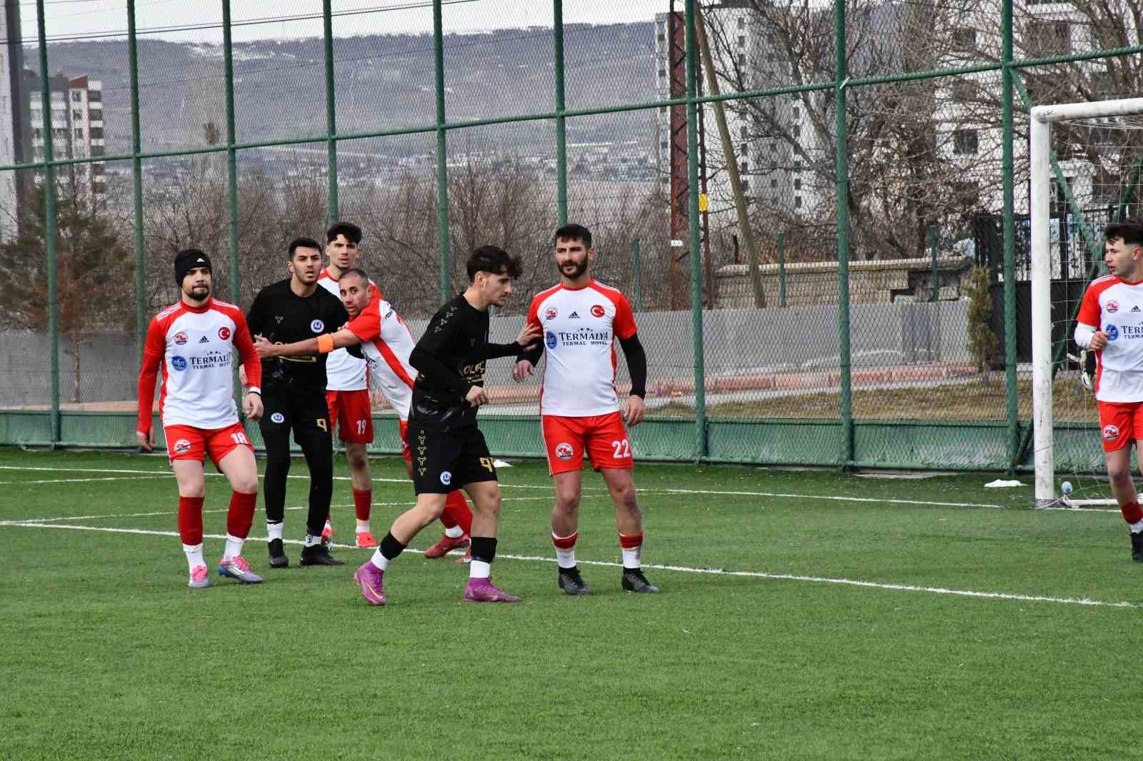 Kayseri Ülküspor lideri devirdi
