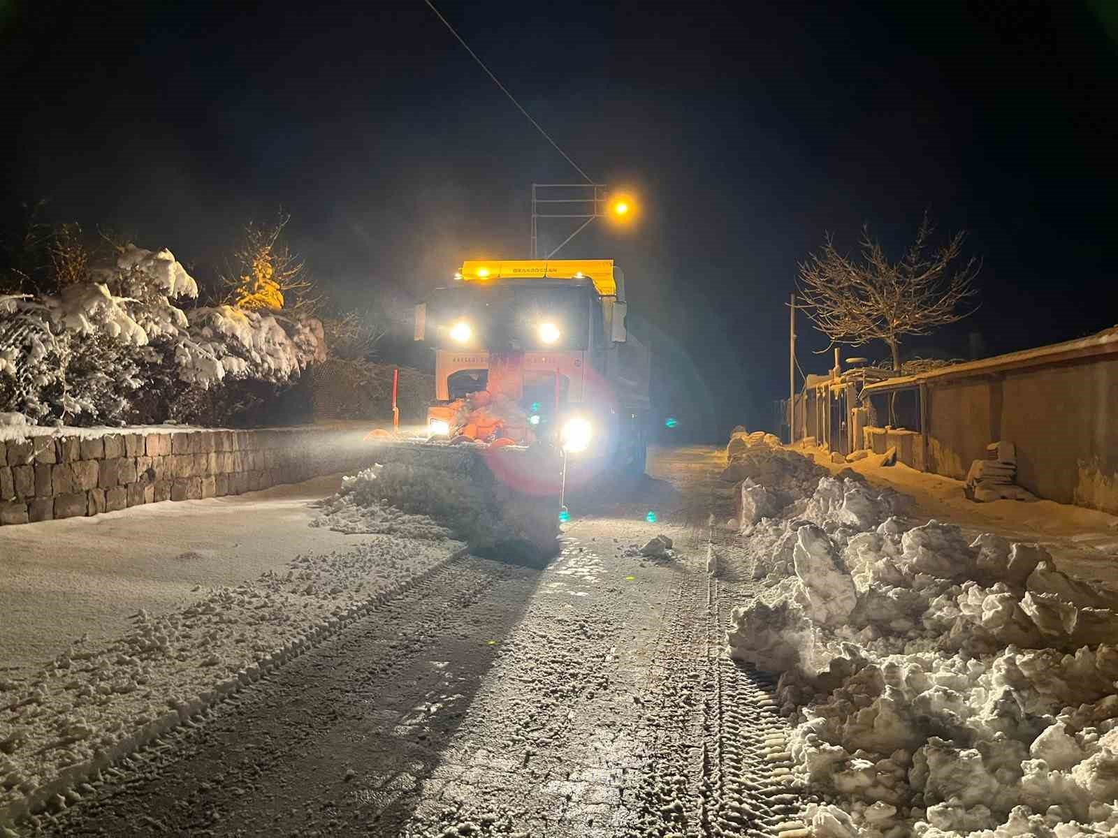 Kayseri’de kar yağışı ve tipi nedeniyle 128 yol ulaşıma kapalı
