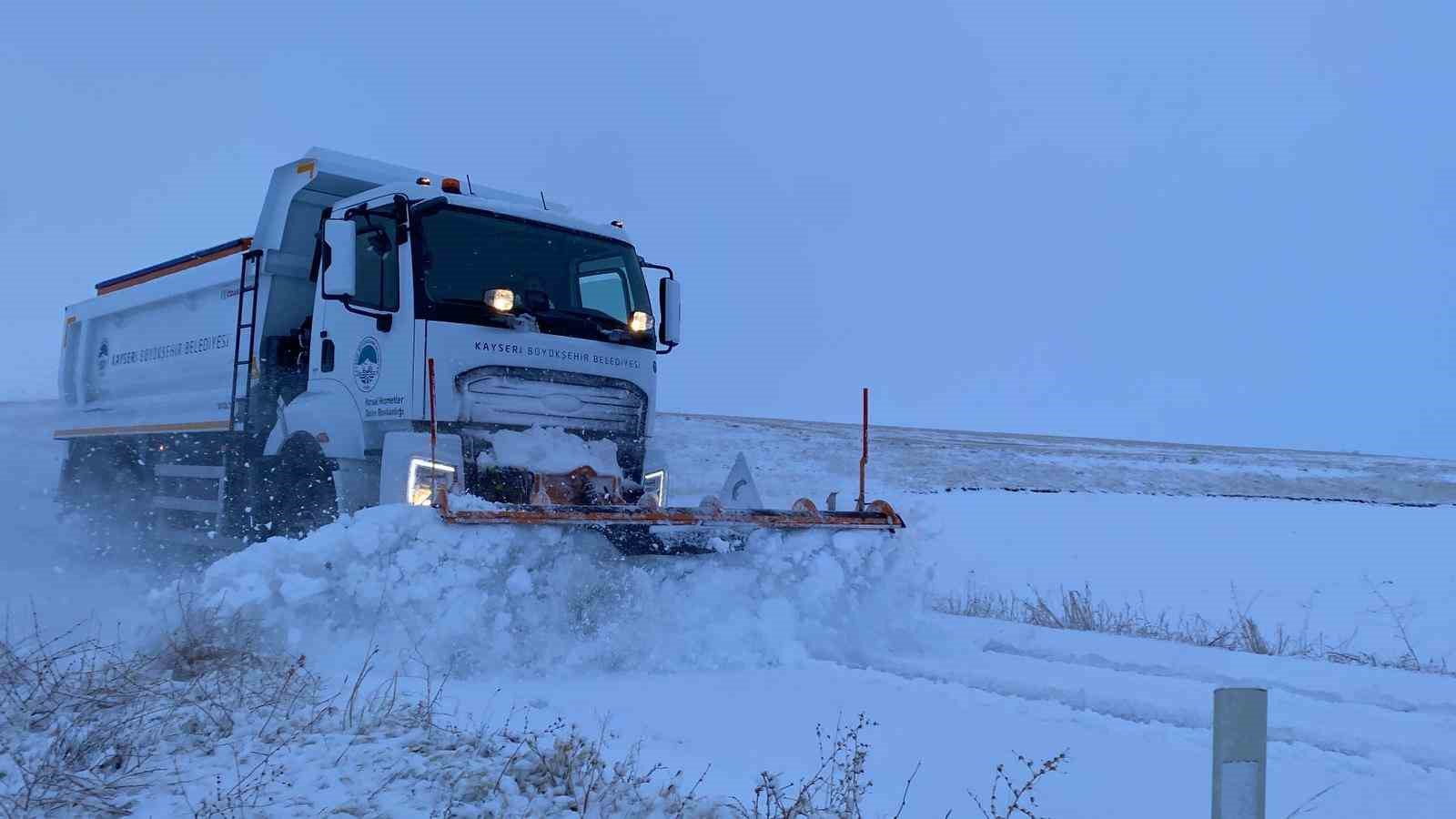 Kayseri’de kar yağışı ve tipi nedeniyle 128 yol ulaşıma kapalı
