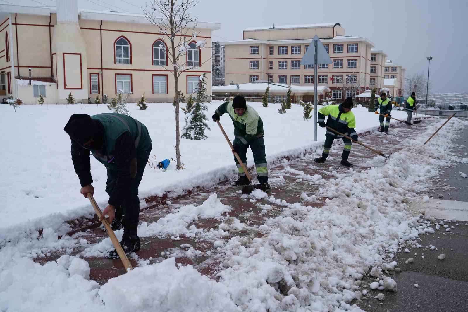 Keçiören’de yaya güvenliği için kar küreme ve tuzlama seferberliği
Keçiören’de yaya güvenliği için kar küreme ve tuzlama seferberliği