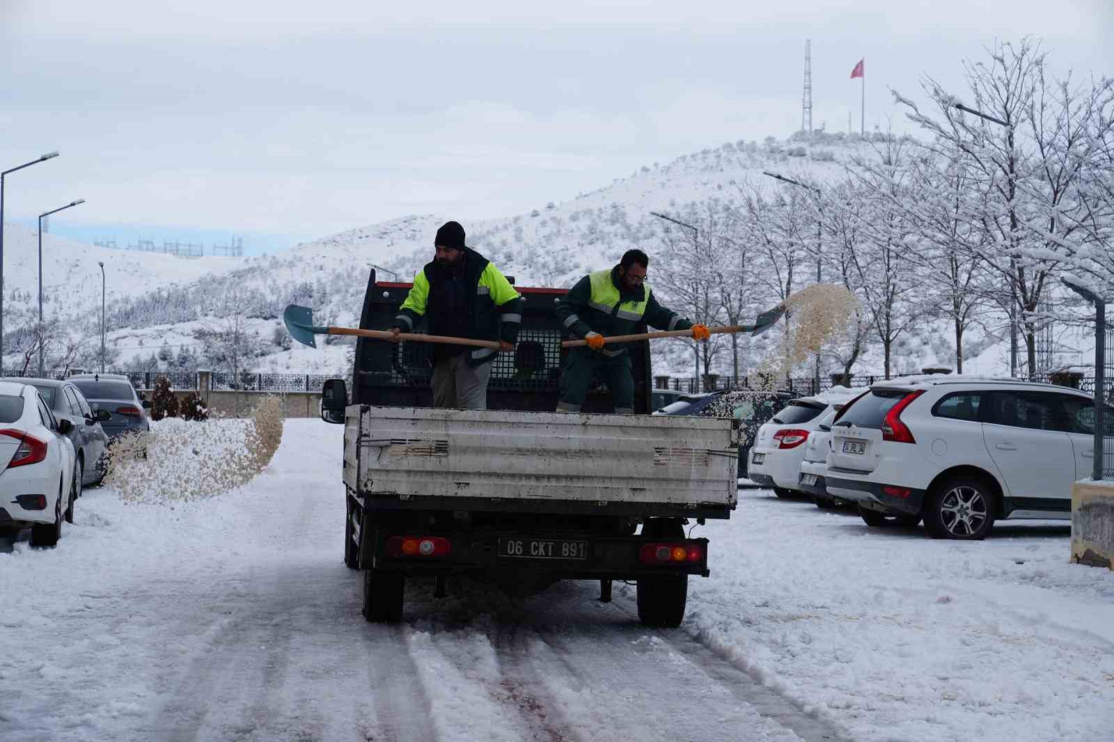 Keçiören’de yaya güvenliği için kar küreme ve tuzlama seferberliği
Keçiören’de yaya güvenliği için kar küreme ve tuzlama seferberliği
