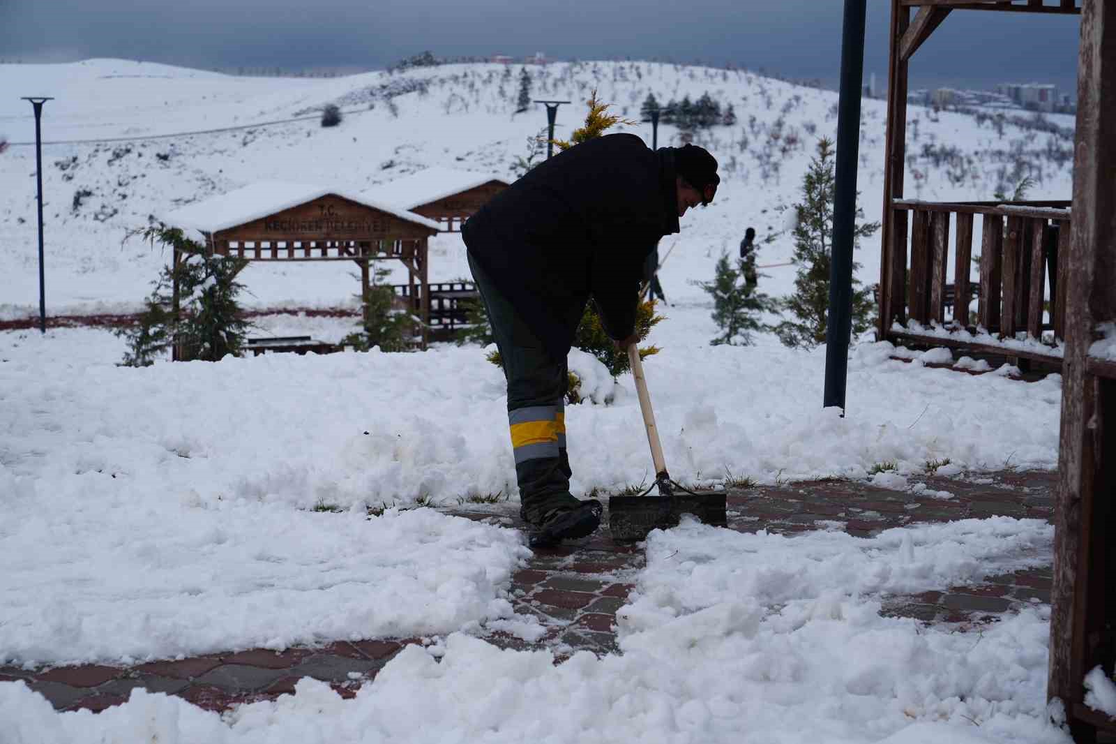 Keçiören’de yaya güvenliği için kar küreme ve tuzlama seferberliği
Keçiören’de yaya güvenliği için kar küreme ve tuzlama seferberliği