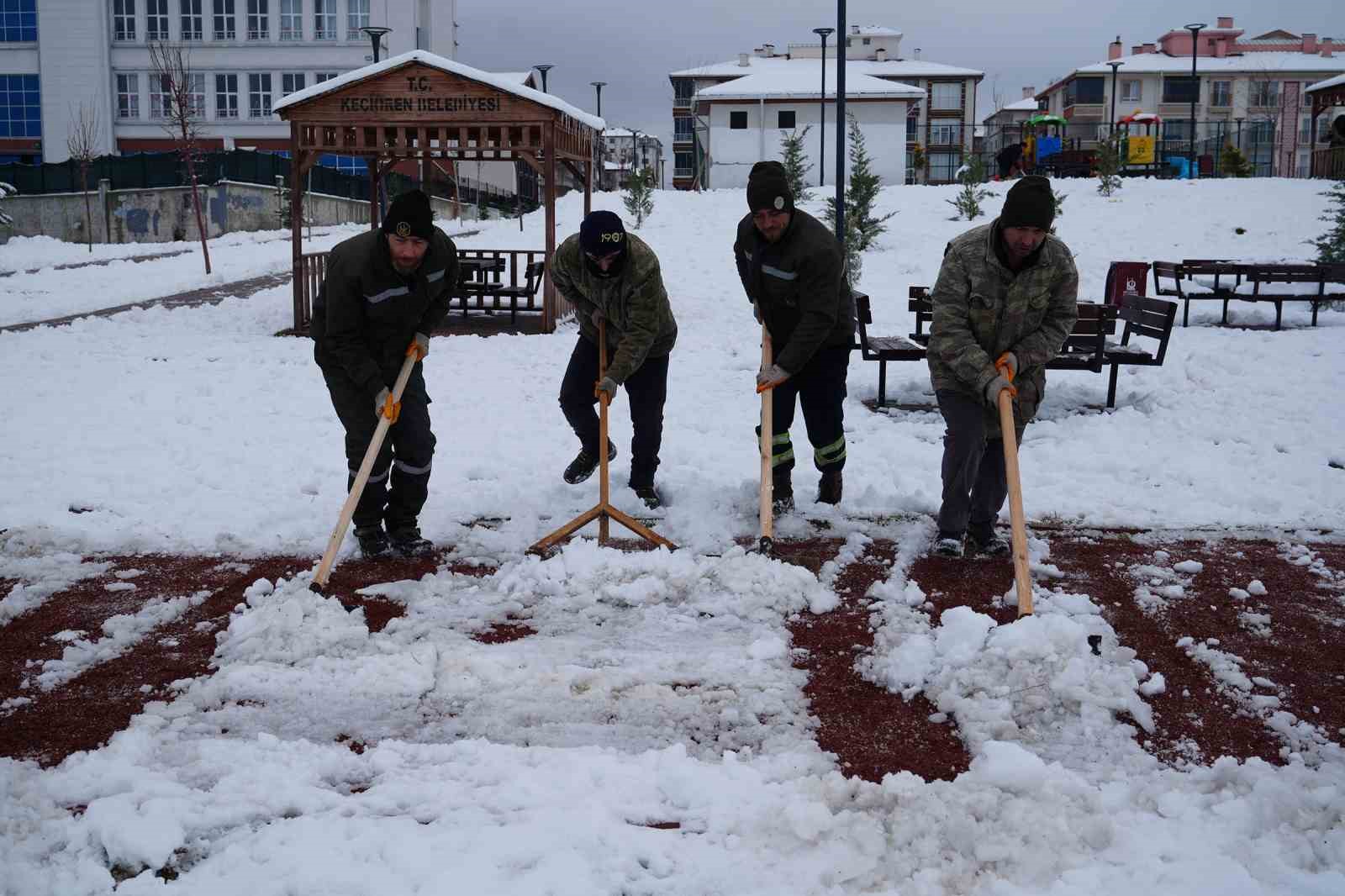 Keçiören’de yaya güvenliği için kar küreme ve tuzlama seferberliği
Keçiören’de yaya güvenliği için kar küreme ve tuzlama seferberliği