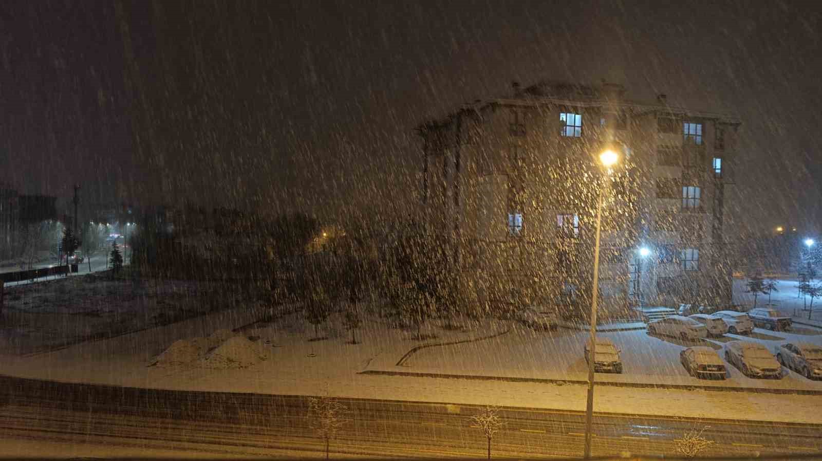 Kırşehir’de gece saatlerinde lapa lapa kar yağışı başladı
