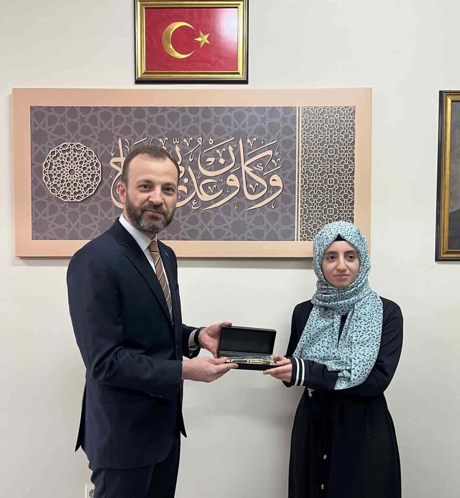Kitap okuma yarışmasında Türkiye birincisi öğrenci ödüllendirdi
Kitap okuma yarışmasında Türkiye birincisi öğrenci ödüllendirdi