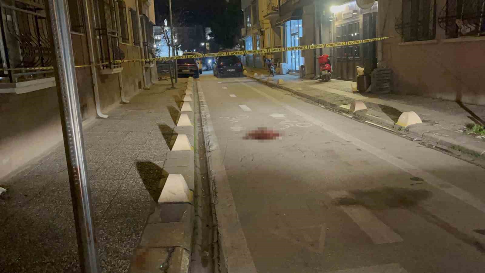 ’Kız’ kavgası kanlı bitti: 4 yerinden bıçaklanan genç ağır yaralandı

