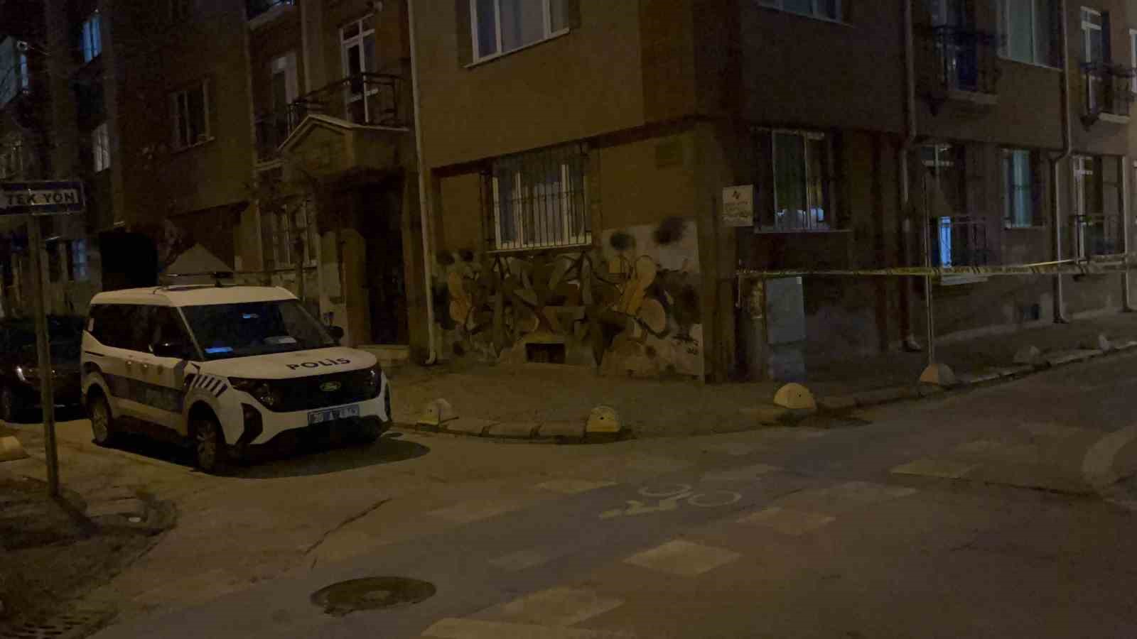 ’Kız’ kavgası kanlı bitti: 4 yerinden bıçaklanan genç ağır yaralandı
