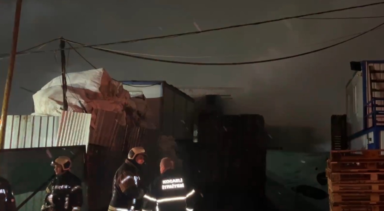 Kocaeli’de palet deposunda yangın
Kocaeli’de palet deposunda yangın