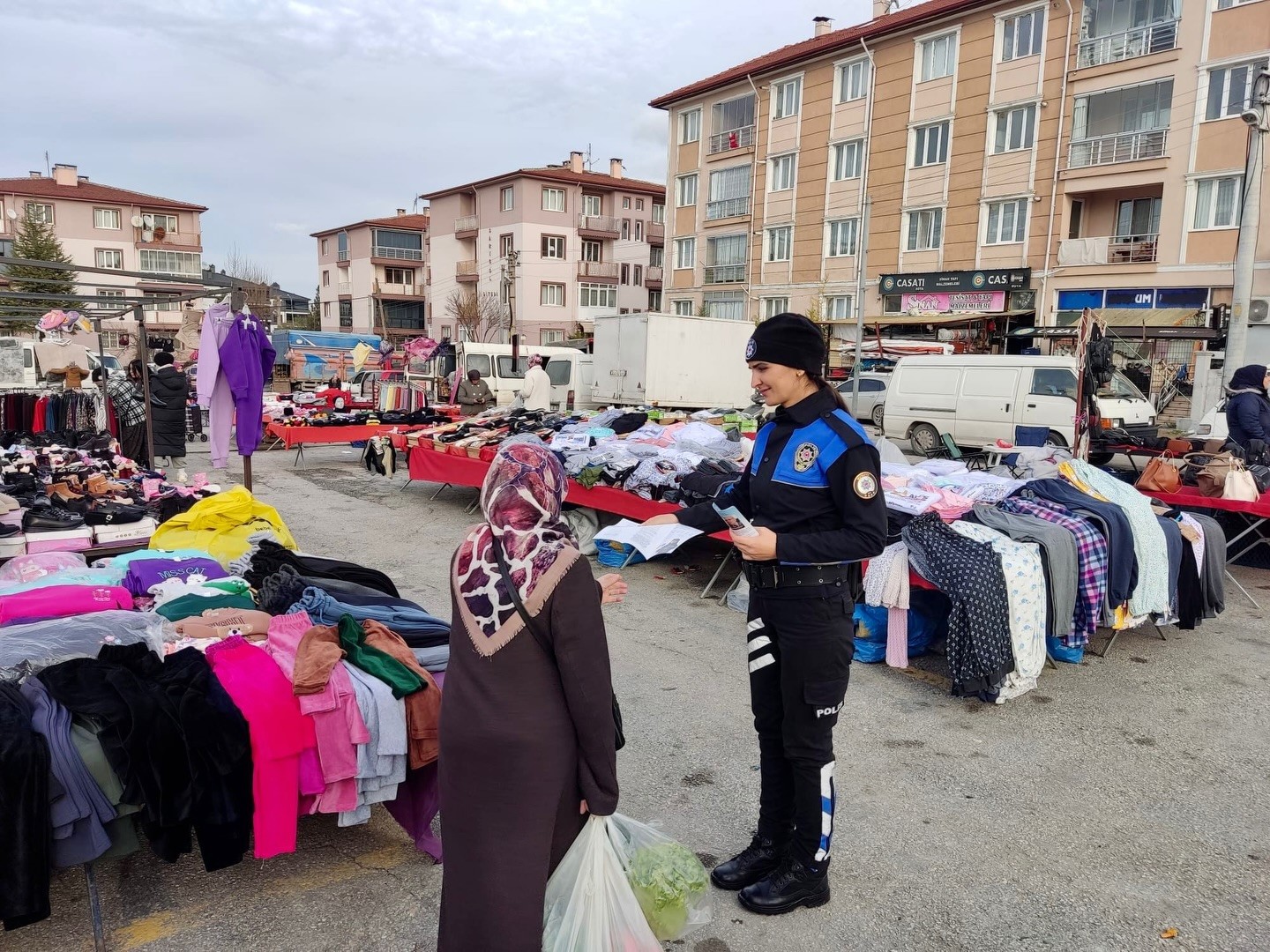 Kütahya İl Emniyet Müdürlüğü’nden semt pazarlarında bilgilendirme çalışması
Kütahya İl Emniyet Müdürlüğü’nden semt pazarlarında bilgilendirme çalışması