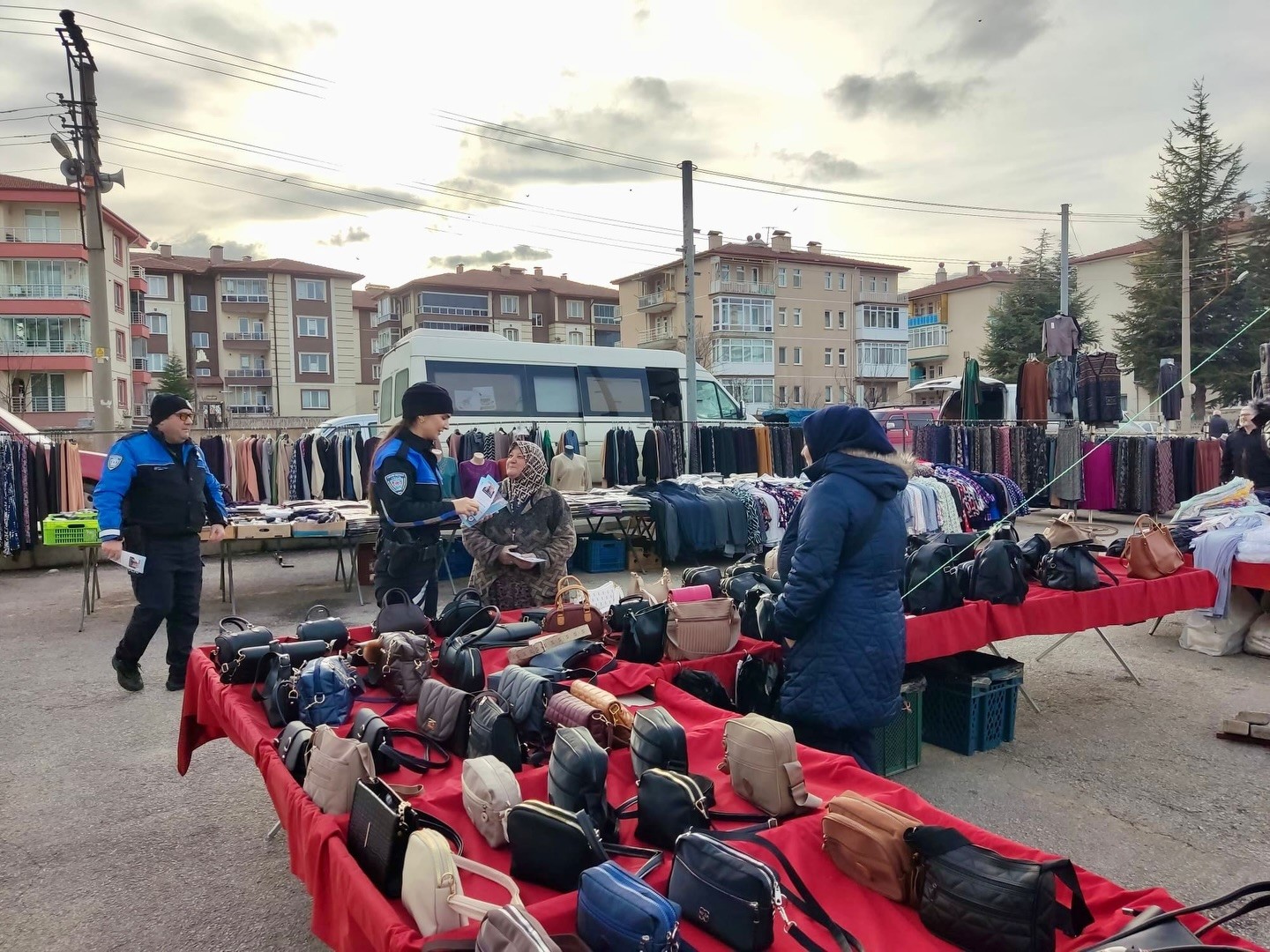 Kütahya İl Emniyet Müdürlüğü’nden semt pazarlarında bilgilendirme çalışması
Kütahya İl Emniyet Müdürlüğü’nden semt pazarlarında bilgilendirme çalışması