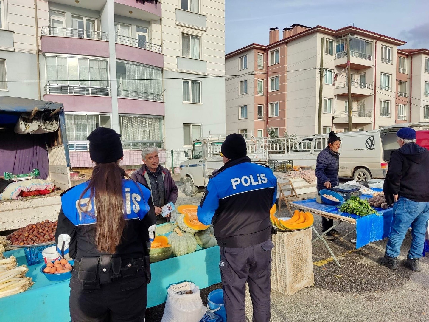 Kütahya İl Emniyet Müdürlüğü’nden semt pazarlarında bilgilendirme çalışması
Kütahya İl Emniyet Müdürlüğü’nden semt pazarlarında bilgilendirme çalışması