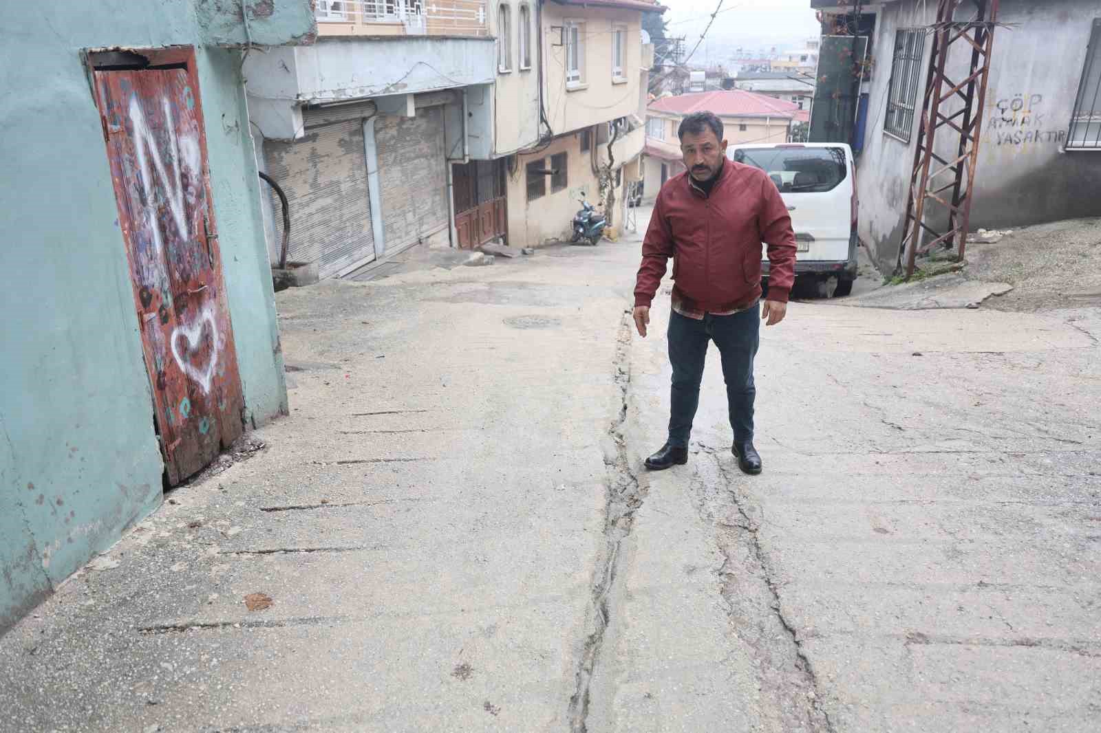 Mahallenin elektriksiz kalmasına sebep olan hırsızların canlarını hiçe sayarak yer altındaki kabloları çalma anları kamerada
Mahallenin elektriksiz kalmasına sebep olan hırsızların canlarını hiçe sayarak yer altındaki kabloları çalma anları kamerada