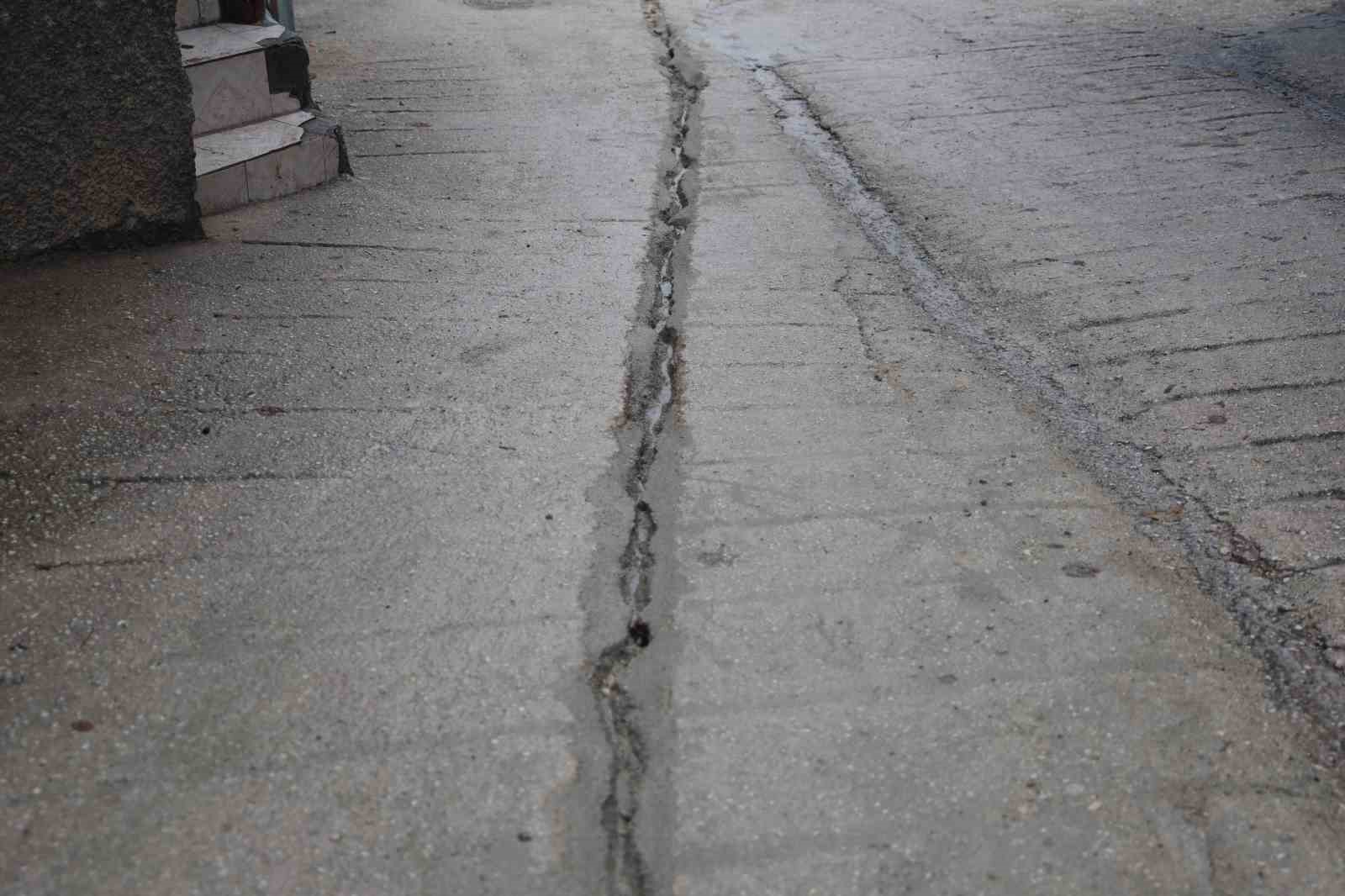 Mahallenin elektriksiz kalmasına sebep olan hırsızların canlarını hiçe sayarak yer altındaki kabloları çalma anları kamerada
Mahallenin elektriksiz kalmasına sebep olan hırsızların canlarını hiçe sayarak yer altındaki kabloları çalma anları kamerada