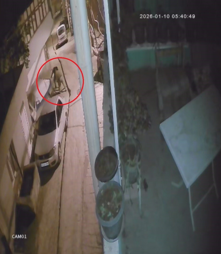 Mahallenin elektriksiz kalmasına sebep olan hırsızların canlarını hiçe sayarak yer altındaki kabloları çalma anları kamerada
Mahallenin elektriksiz kalmasına sebep olan hırsızların canlarını hiçe sayarak yer altındaki kabloları çalma anları kamerada