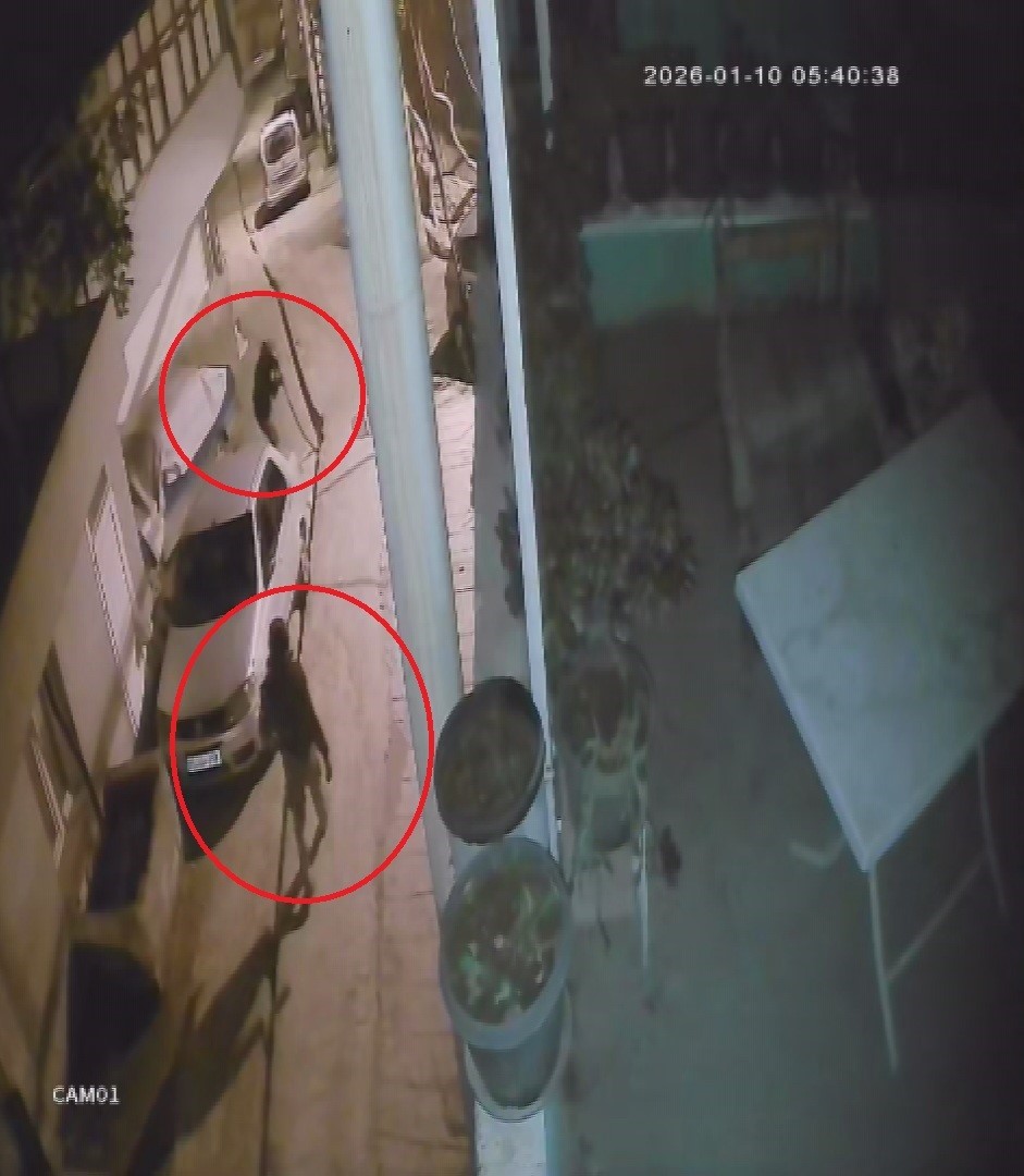 Mahallenin elektriksiz kalmasına sebep olan hırsızların canlarını hiçe sayarak yer altındaki kabloları çalma anları kamerada
Mahallenin elektriksiz kalmasına sebep olan hırsızların canlarını hiçe sayarak yer altındaki kabloları çalma anları kamerada