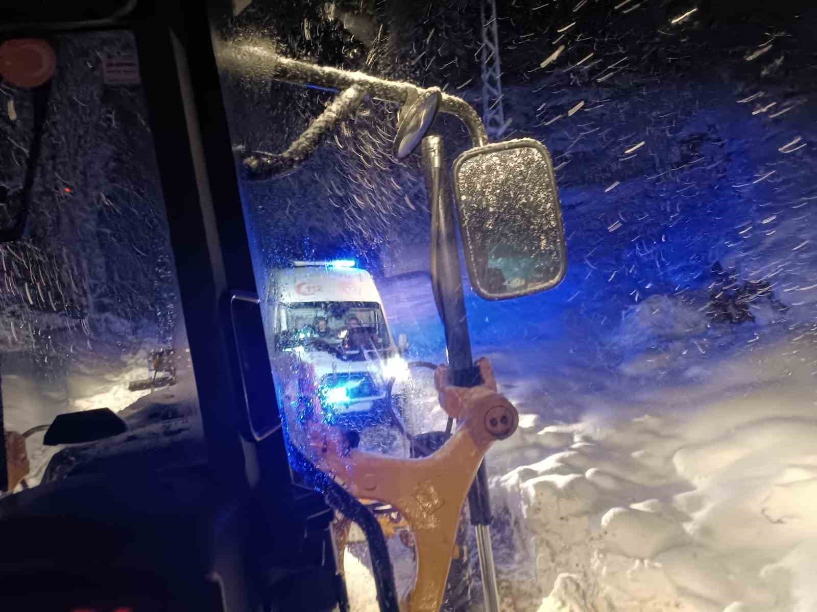 Malatya’da yolda mahsur kalan vatandaşları belediye ekipleri kurtardı
