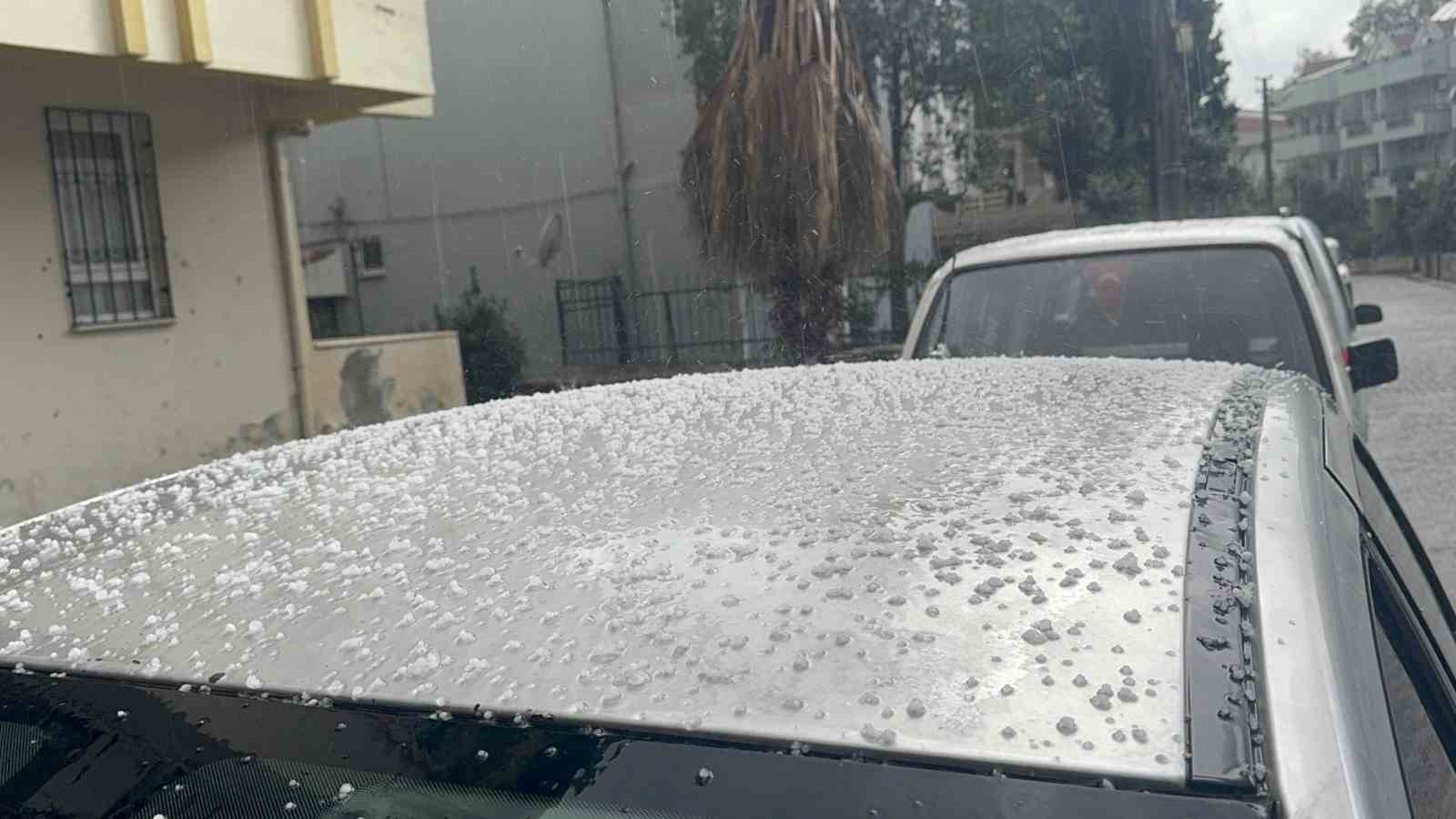 Marmaris’te dolu yağdı, kısa sürede ortalık beyaza büründü
