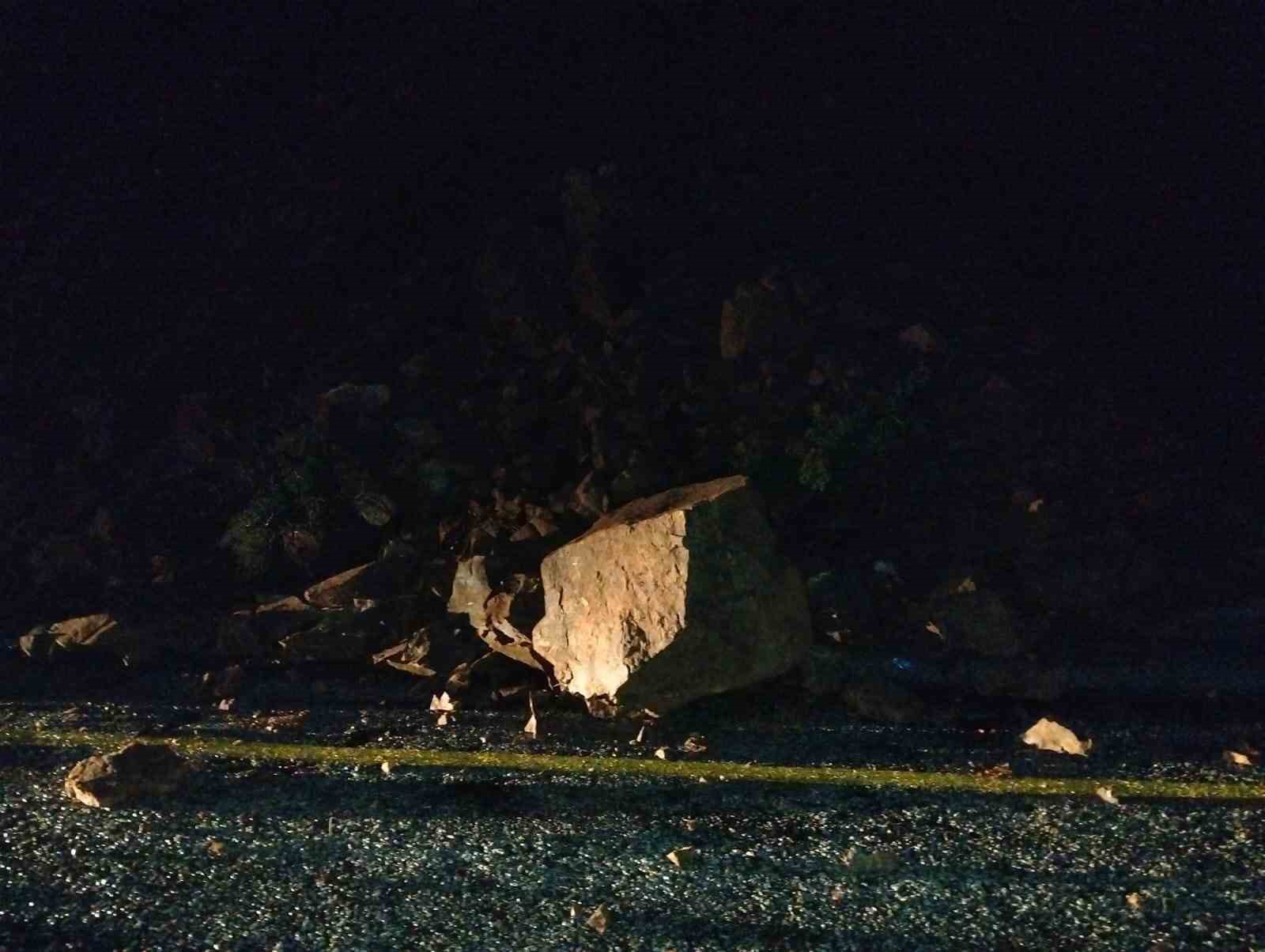 Marmaris’te toprak kayması nedeniyle yol trafiğe kapatıldı
