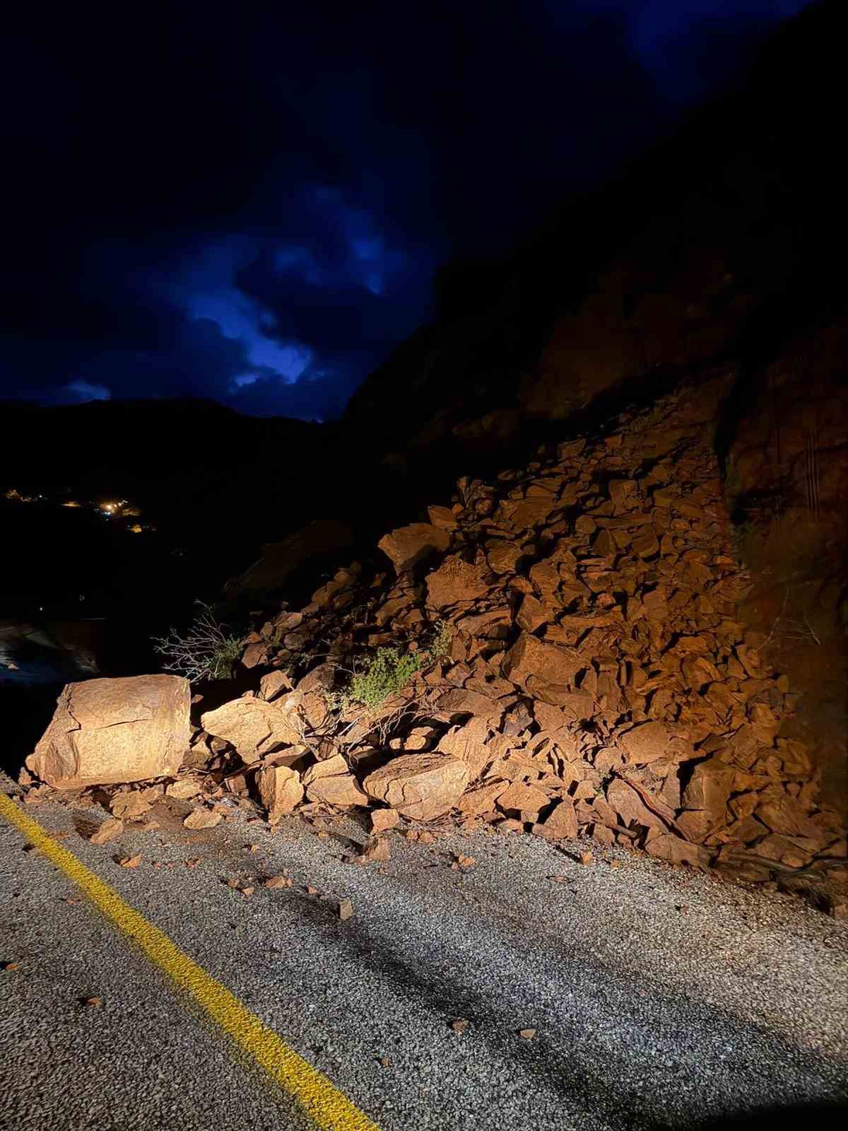 Marmaris’te toprak kayması nedeniyle yol trafiğe kapatıldı
