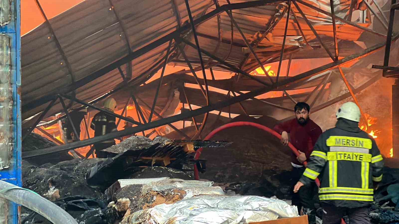Mersin’de plastik ham madde deposunda yangın: Çok sayıda itfaiye ekibi müdahale ediyor
