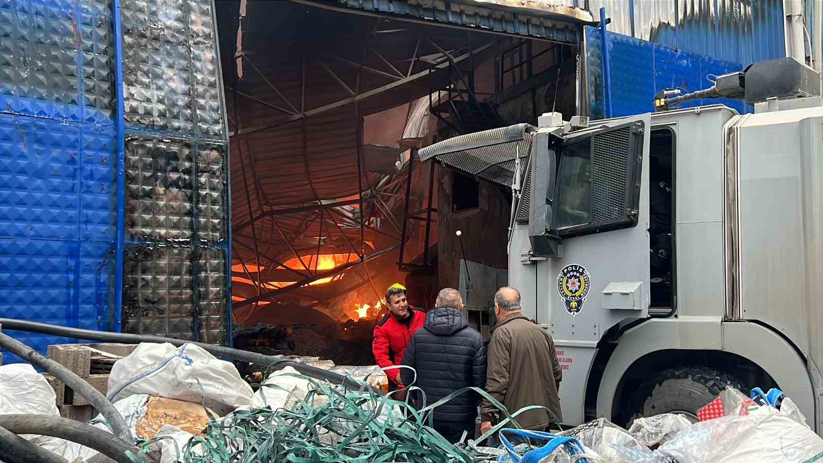 Mersin’de plastik ham madde deposunda yangın: Çok sayıda itfaiye ekibi müdahale ediyor
