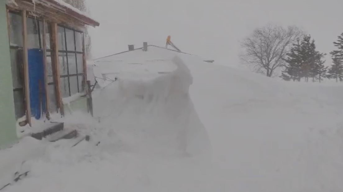 Meteoroloji’nin uyardığı kentte tipi etkili oldu, kar kalınlığı yer yer 3 metreyi buldu
Meteoroloji’nin uyardığı kentte tipi etkili oldu, kar kalınlığı yer yer 3 metreyi buldu
