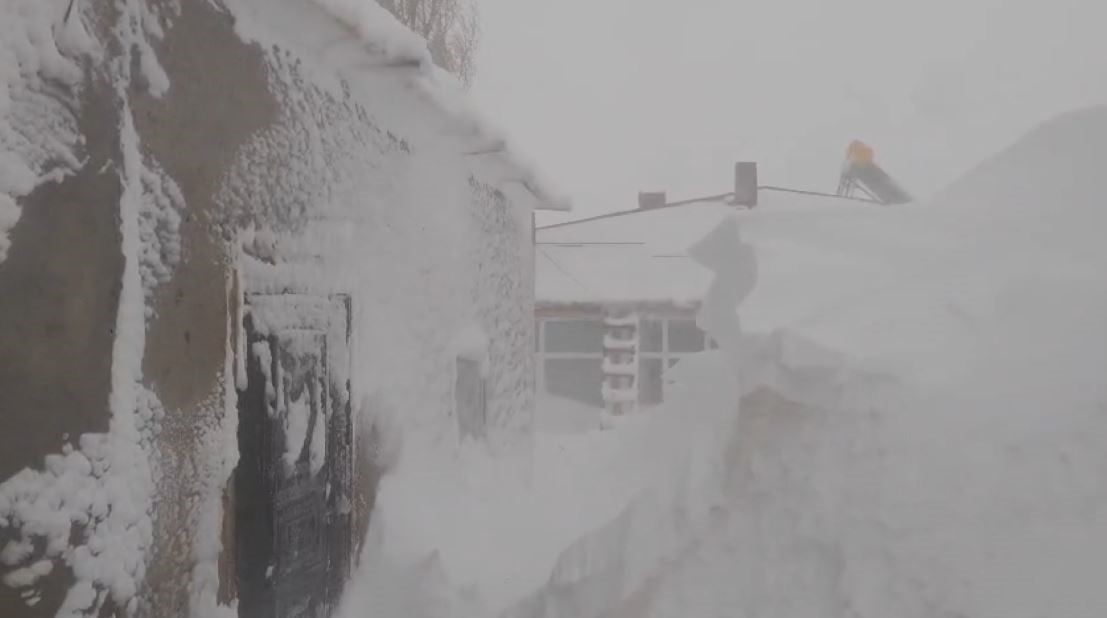 Meteoroloji’nin uyardığı kentte tipi etkili oldu, kar kalınlığı yer yer 3 metreyi buldu
Meteoroloji’nin uyardığı kentte tipi etkili oldu, kar kalınlığı yer yer 3 metreyi buldu