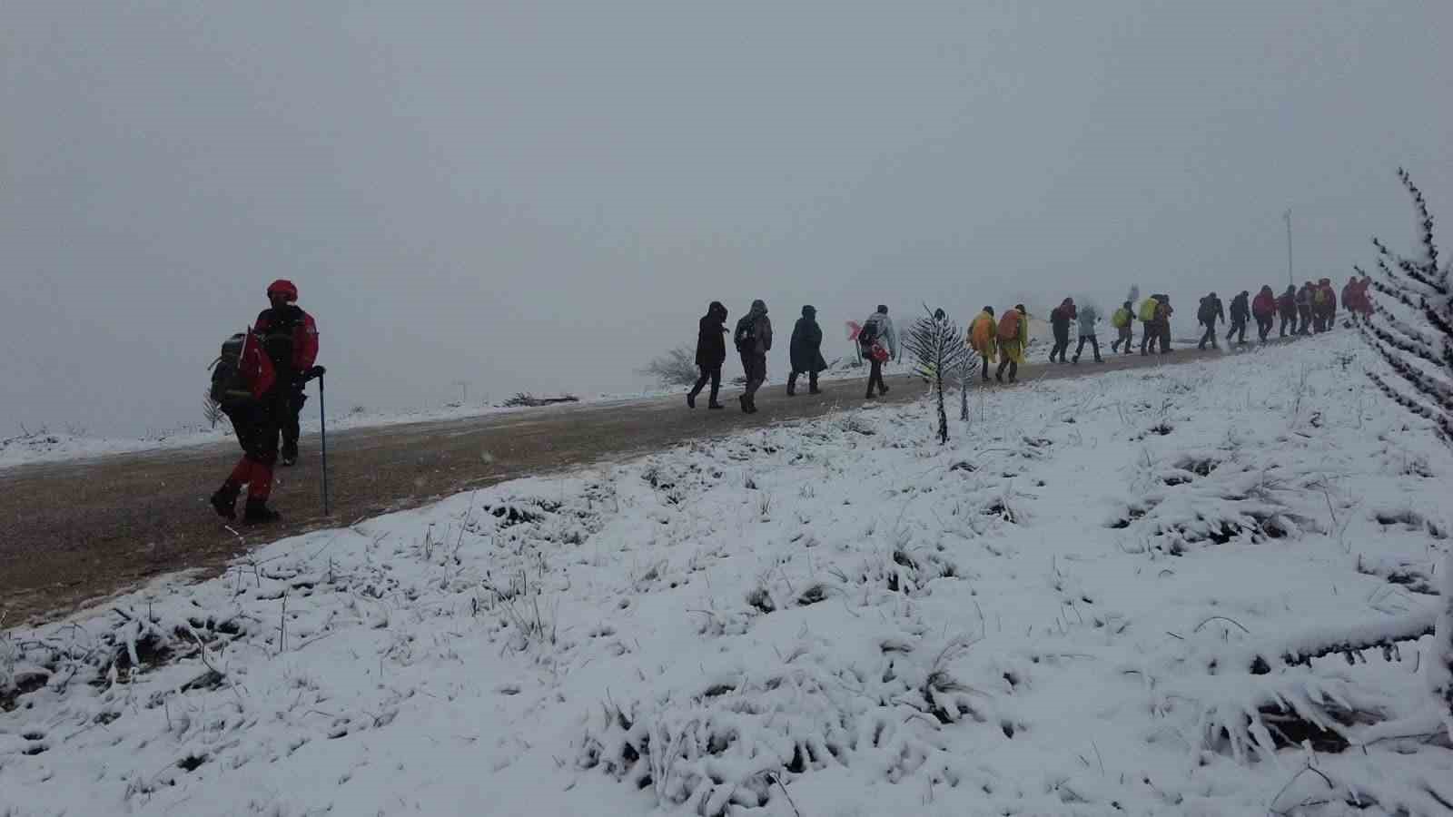 Metristepe’de 18 yıllık vefa: AKUT, İnönü Zaferi’ni kar altında kutladı
