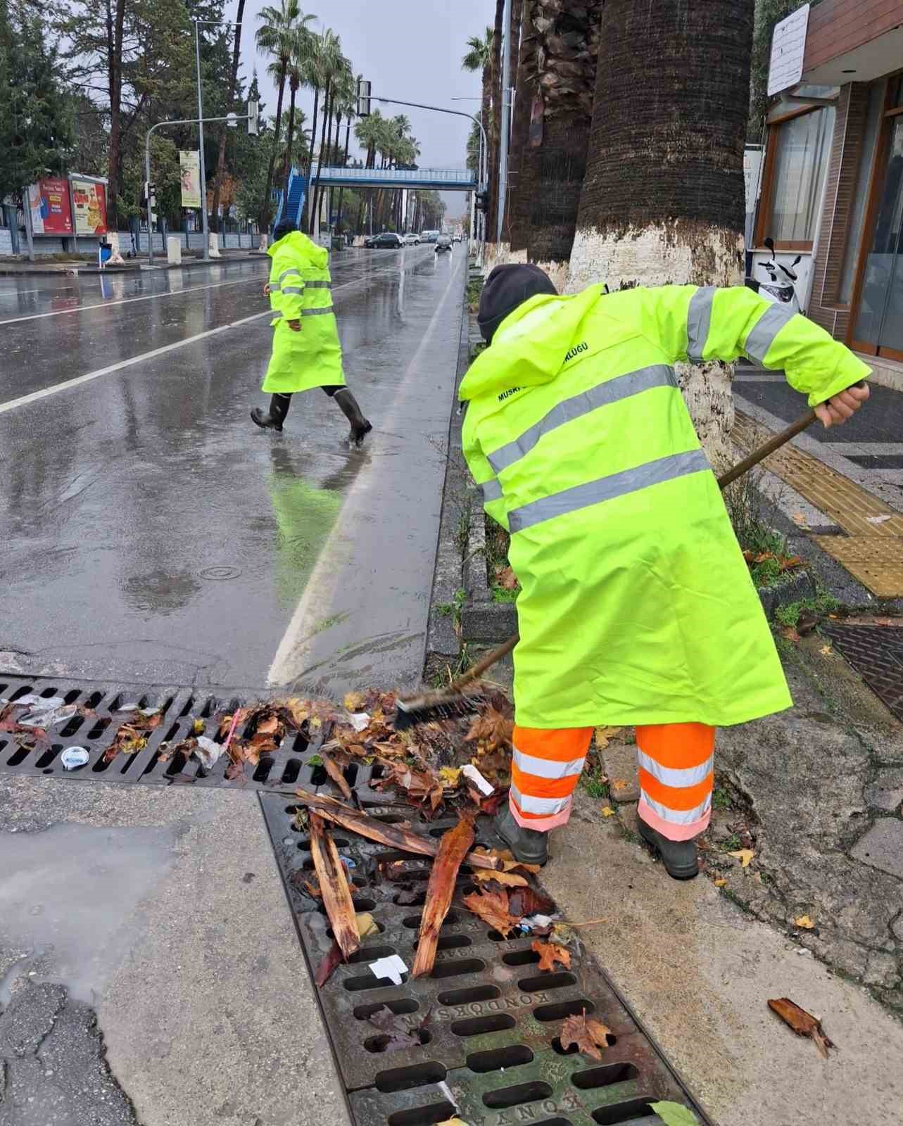 MUSKİ ekipleri 24 saat yağmur mesaisinde
