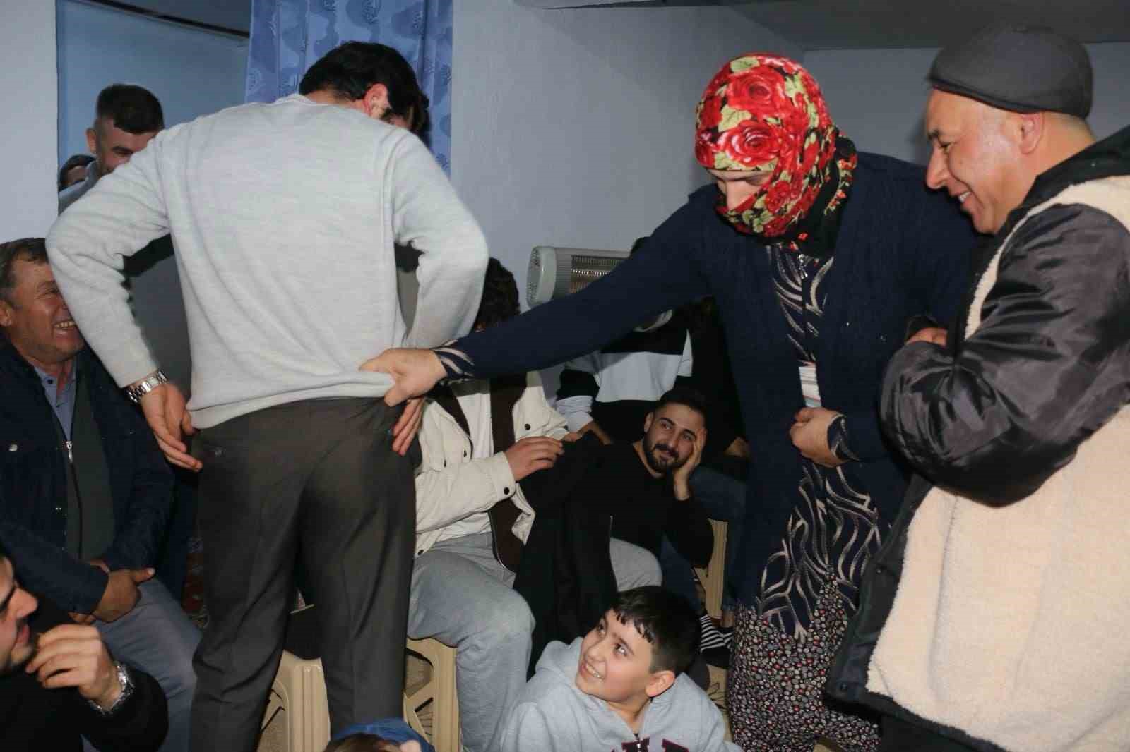 Onlarca köylü bir araya geldi, geleneksel orta oyunları kahkahaya boğdu
