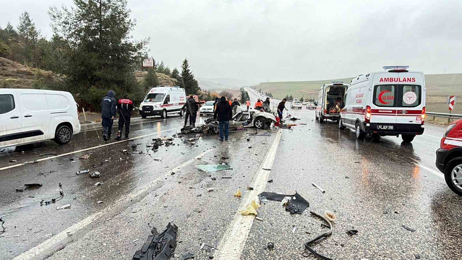 Otobüs otomobili kağıt gibi ezdi: 3 ölü, 1 yaralı
