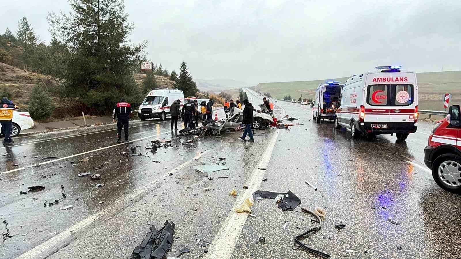 Otobüs otomobili kağıt gibi ezdi: 3 ölü, 1 yaralı
