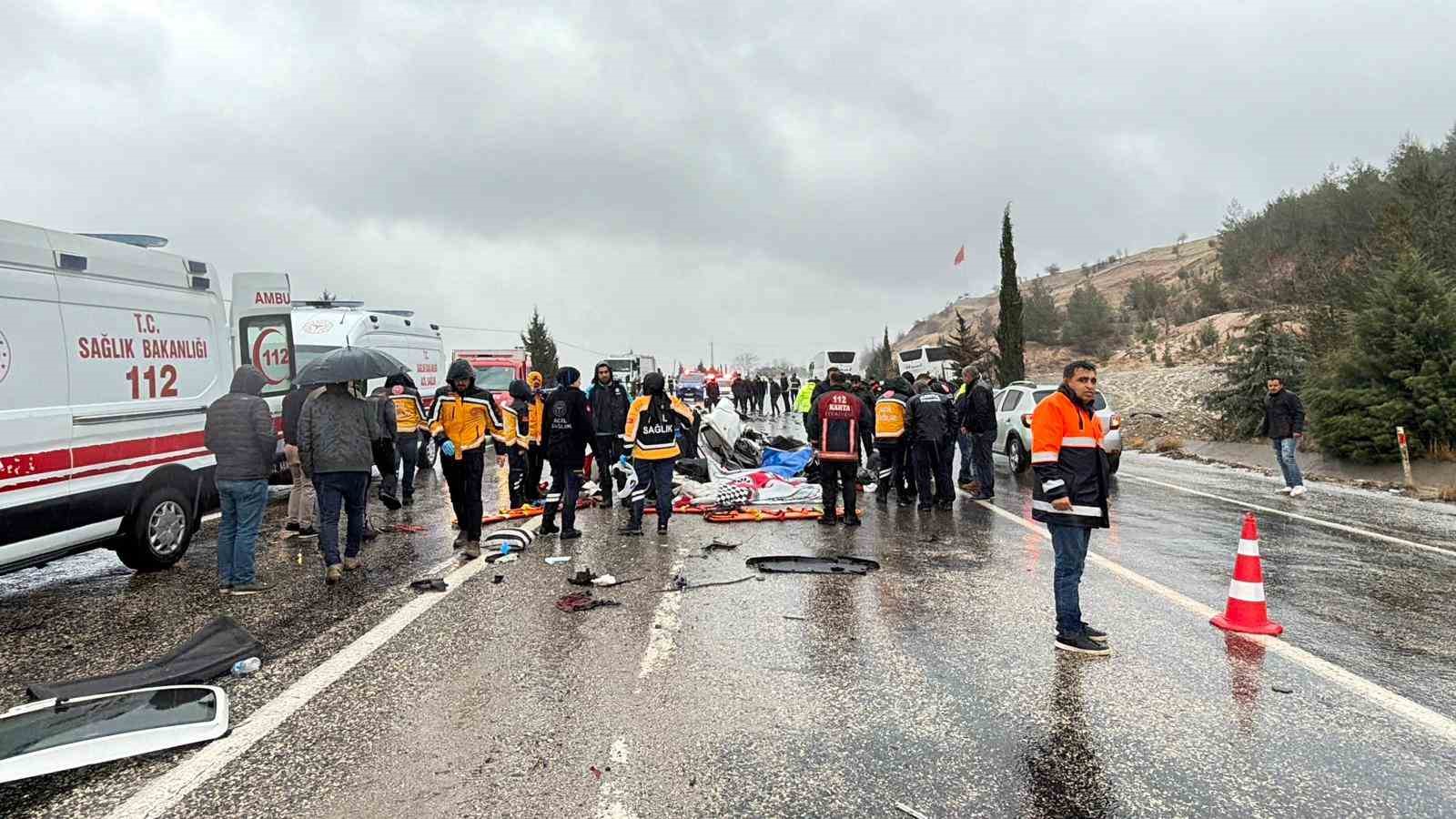 Otobüs otomobili kağıt gibi ezdi: 3 ölü, 1 yaralı
