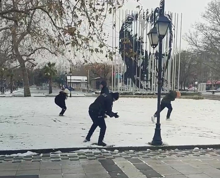 Polis ve çocuklardan kartopu keyfi
