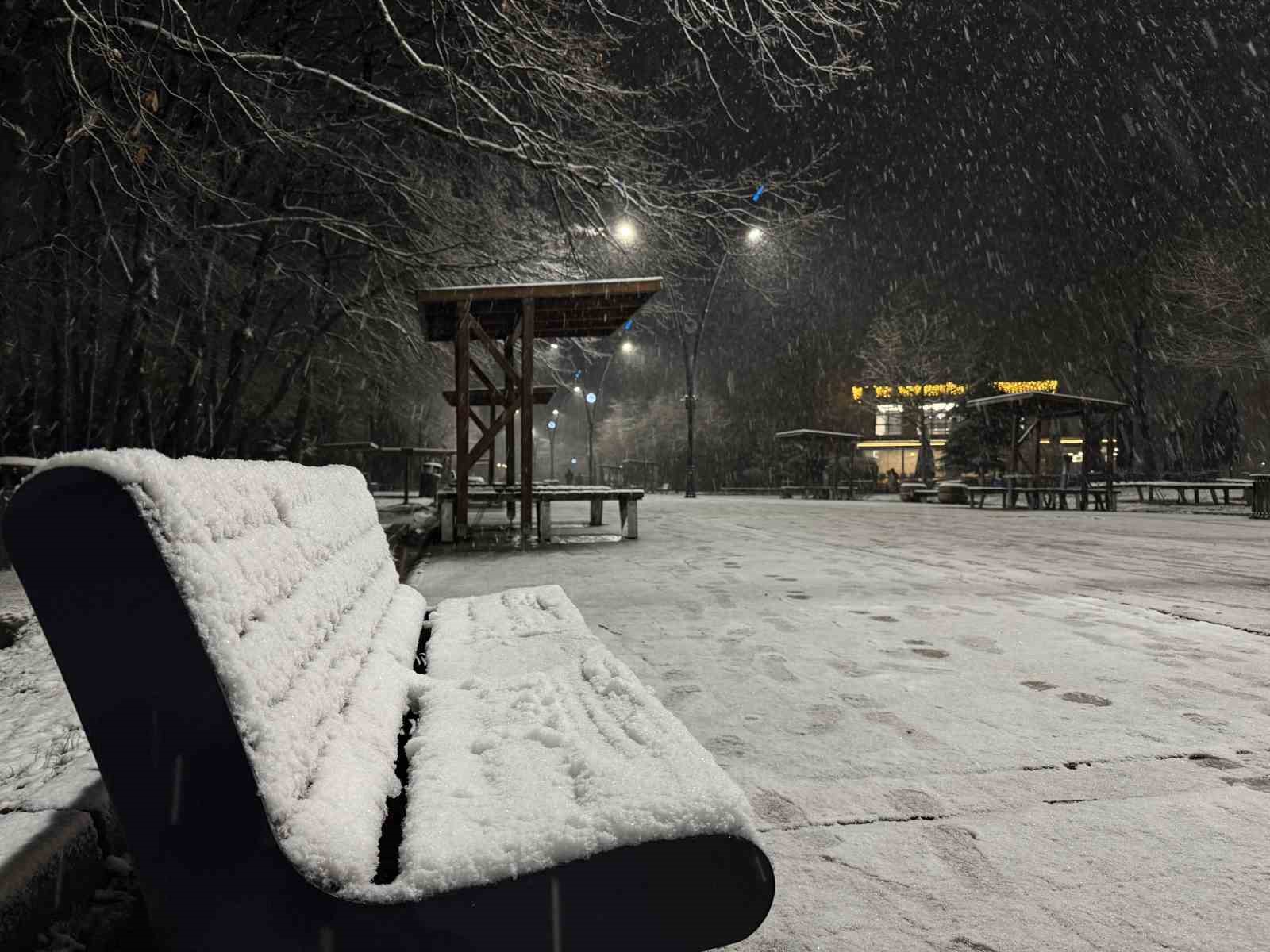 Sakarya’da lapa lapa kar yağışı başladı
Sakarya’da lapa lapa kar yağışı başladı