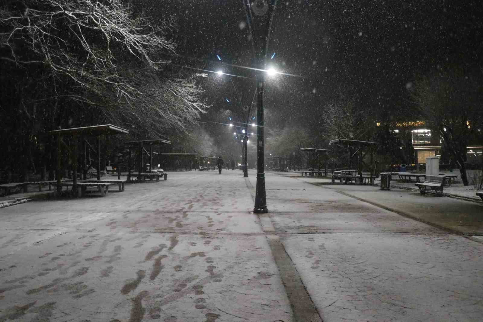 Sakarya’da lapa lapa kar yağışı başladı
Sakarya’da lapa lapa kar yağışı başladı