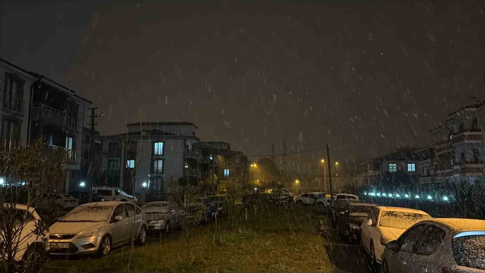 Sakarya’da lapa lapa kar yağışı başladı
Sakarya’da lapa lapa kar yağışı başladı