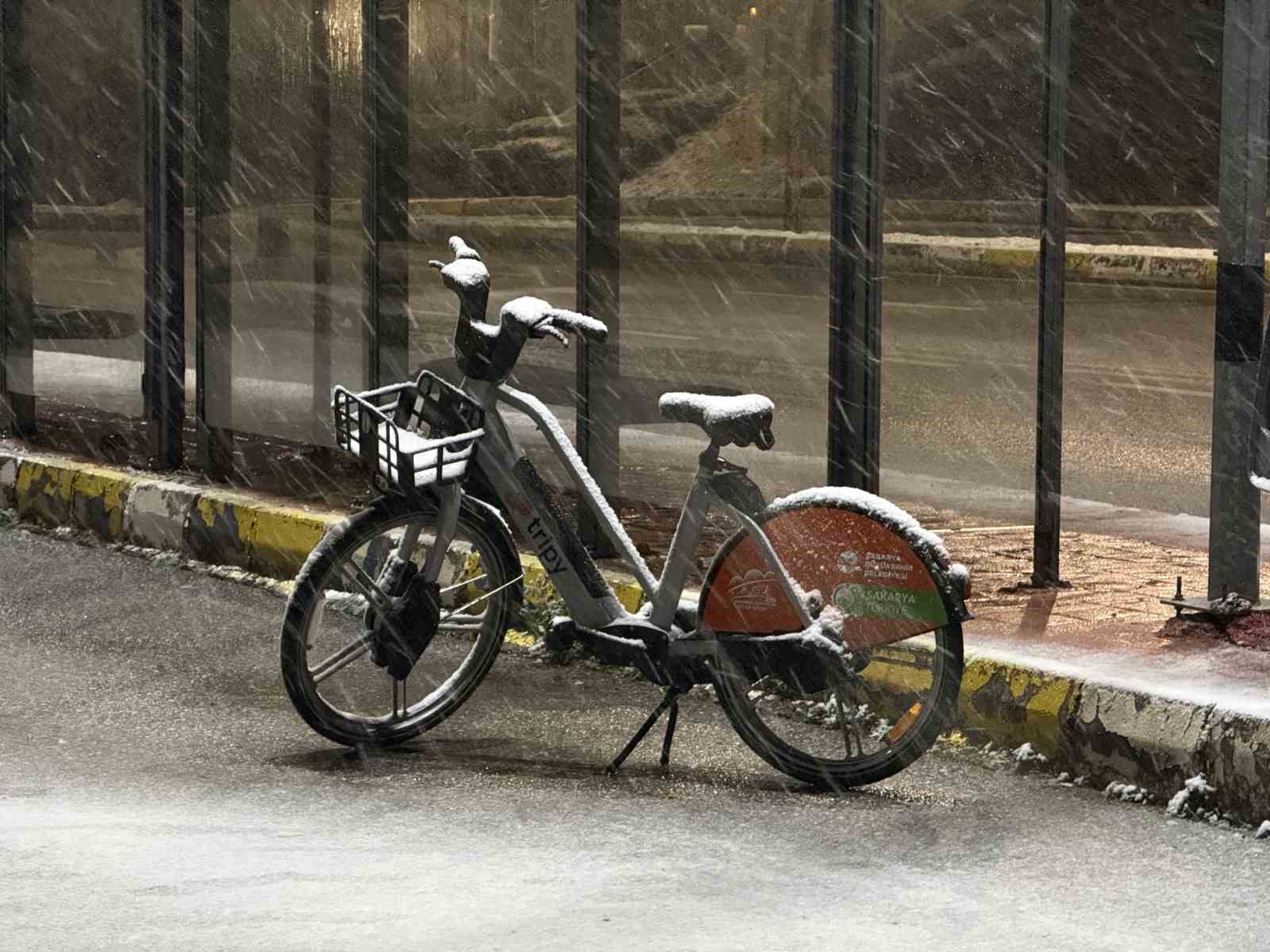 Sakarya’da lapa lapa kar yağışı başladı
Sakarya’da lapa lapa kar yağışı başladı