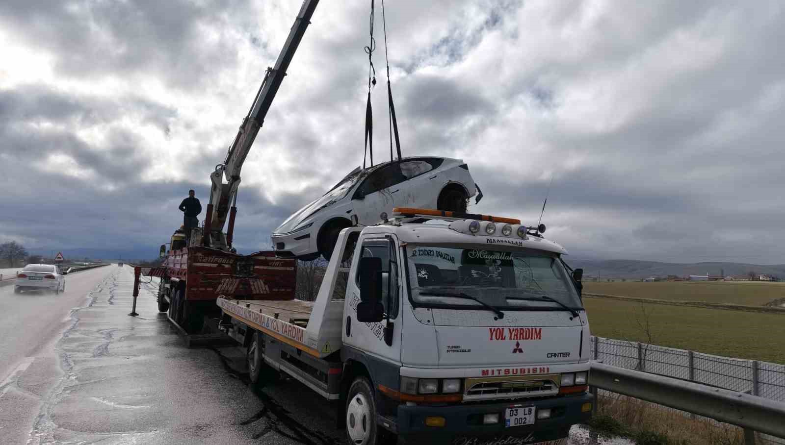 Şarampole devrilen Tesla’da 2 kişi yaralandı

