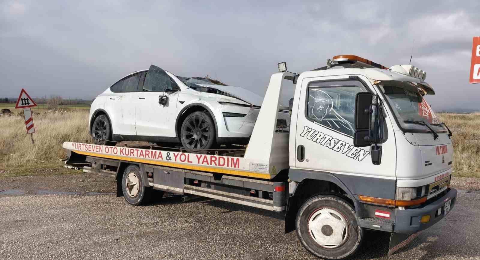 Şarampole devrilen Tesla’da 2 kişi yaralandı
