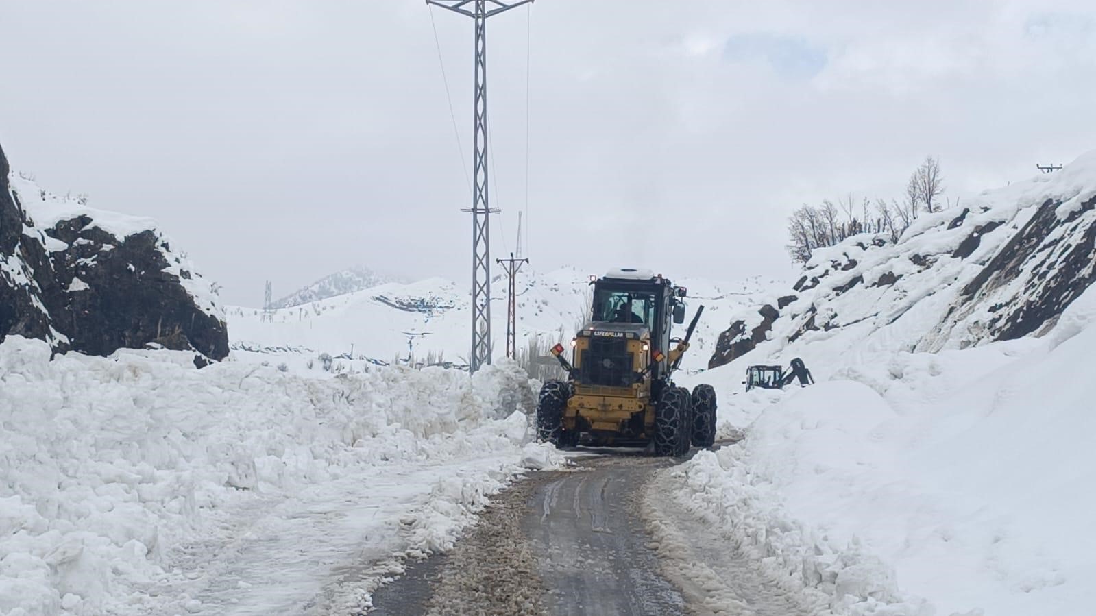 Şırnak’ta karlı yollar ulaşıma açılıyor
