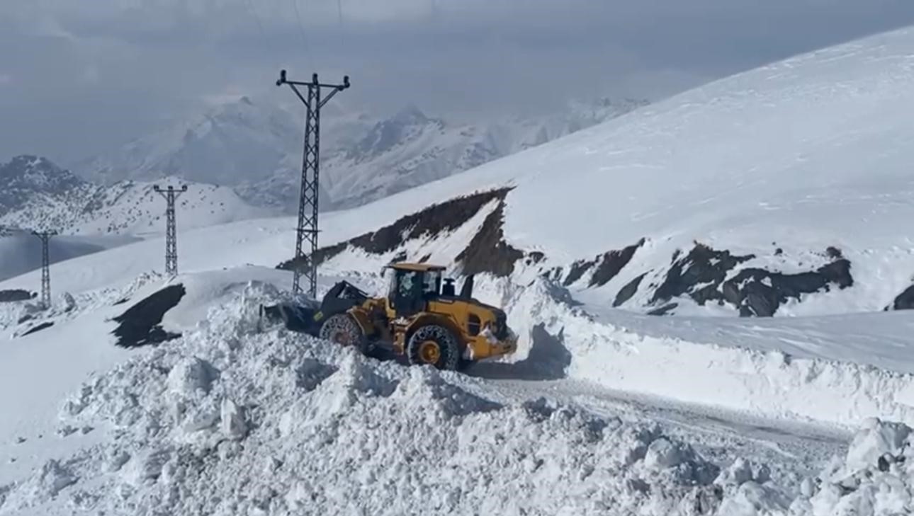 Şırnak’ta yol açma çalışmalarına DSİ de dahil oldu
