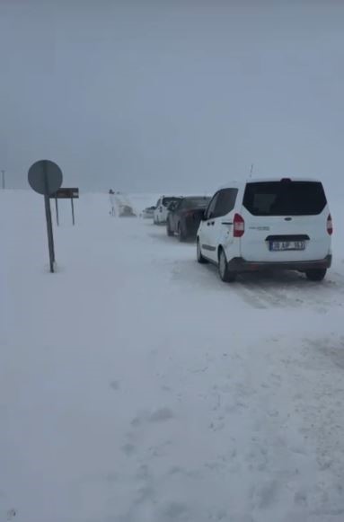 Sivas’ta etkili olan kar ve tipi, sürücülere zor anlar yaşattı
Sivas’ta etkili olan kar ve tipi, sürücülere zor anlar yaşattı