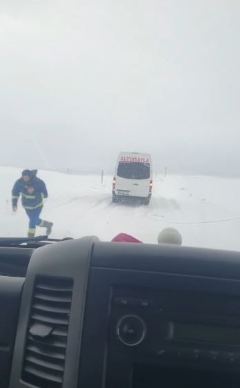 Sivas’ta etkili olan kar ve tipi, sürücülere zor anlar yaşattı
Sivas’ta etkili olan kar ve tipi, sürücülere zor anlar yaşattı