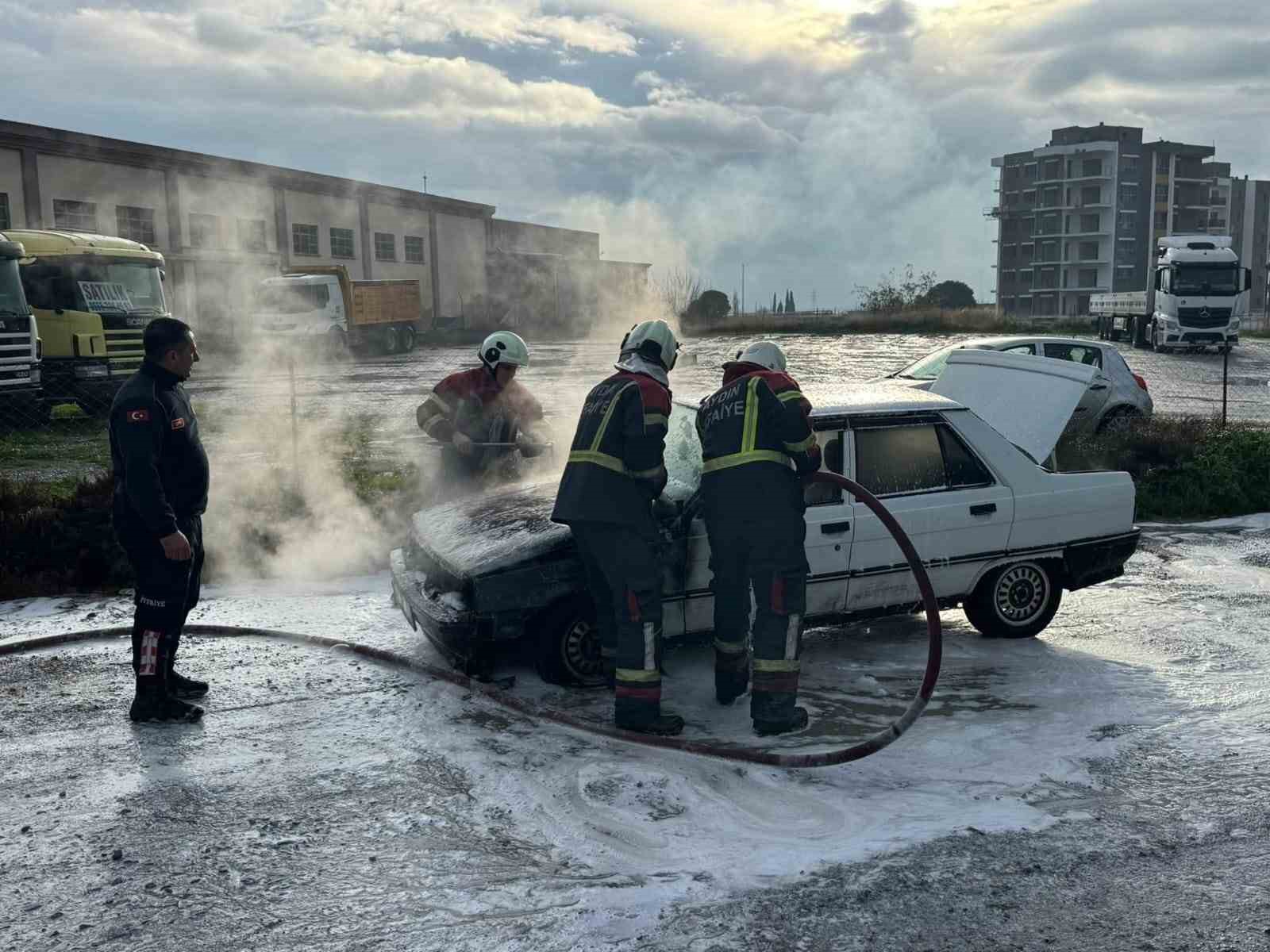 Söke’de otomobil alevlere teslim oldu
