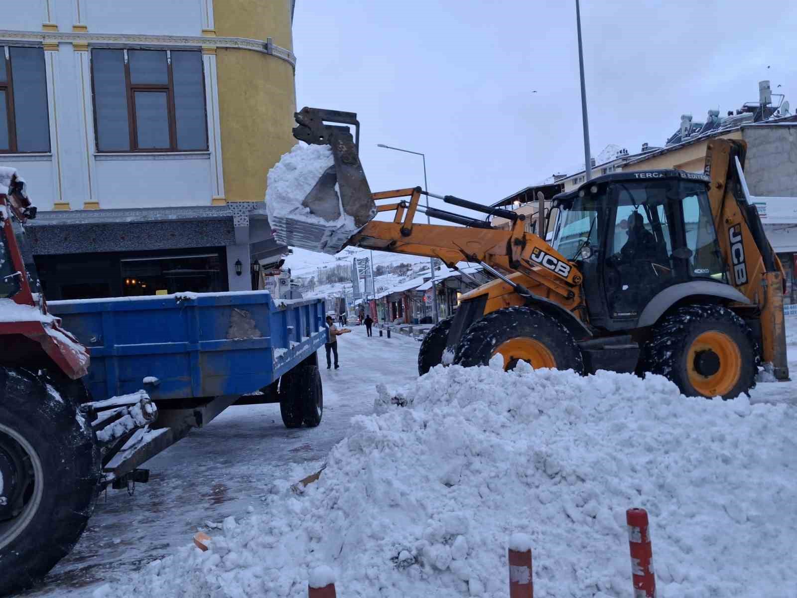 Tercan’da kar temizliği, Girlevik’te buz sarkıtları oluştu
Tercan’da kar temizliği, Girlevik’te buz sarkıtları oluştu