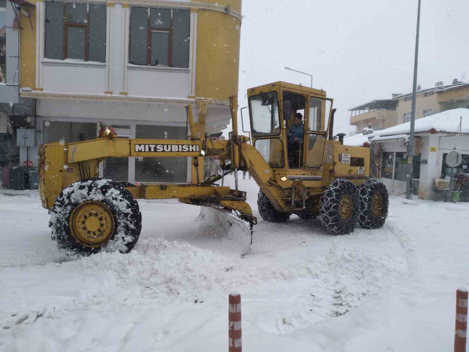 Tercan’da kar temizliği, Girlevik’te buz sarkıtları oluştu
Tercan’da kar temizliği, Girlevik’te buz sarkıtları oluştu